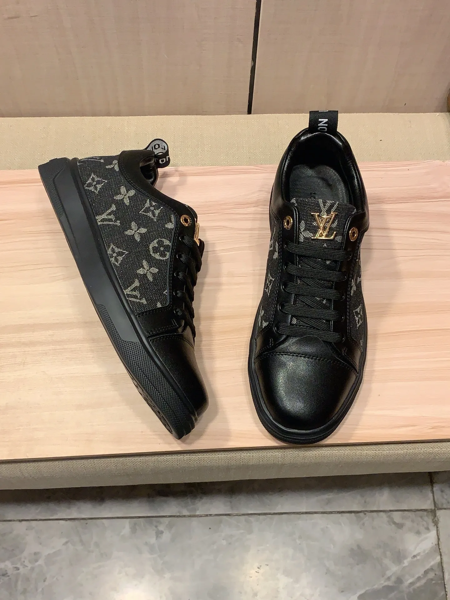 Men's Men's Shoes 💰420💰💰🎩🎩[Lightning][Lightning] "Lv*" The latest and most popular casual shoes, top brands [Seduce] Luxury ~ Purchasing Agency, Top ~ Quality. [Strong] The upper is made of imported breathable cowhide with material ➕ breathable sheepskin feet (•) and fine workmanship. The original stylish and stylish soft rubber wear-resistant and non-slip outsole is light and comfortable on the feet. The real thing looks better when photographed in person. 111: code: 38-44, 3️⃣ colors selected